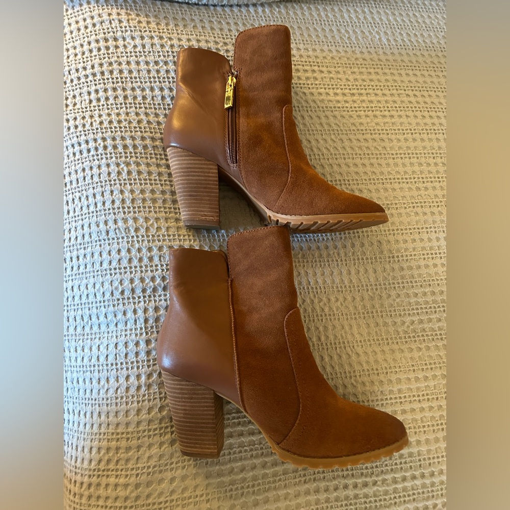 NWOT Tahari Chestnut Suede/Leather mix Ankle Boots Sz. 10.